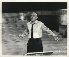 1960 Press Photo Yul Brynner conducts "Les Preludes" at a symphony - lrx75207