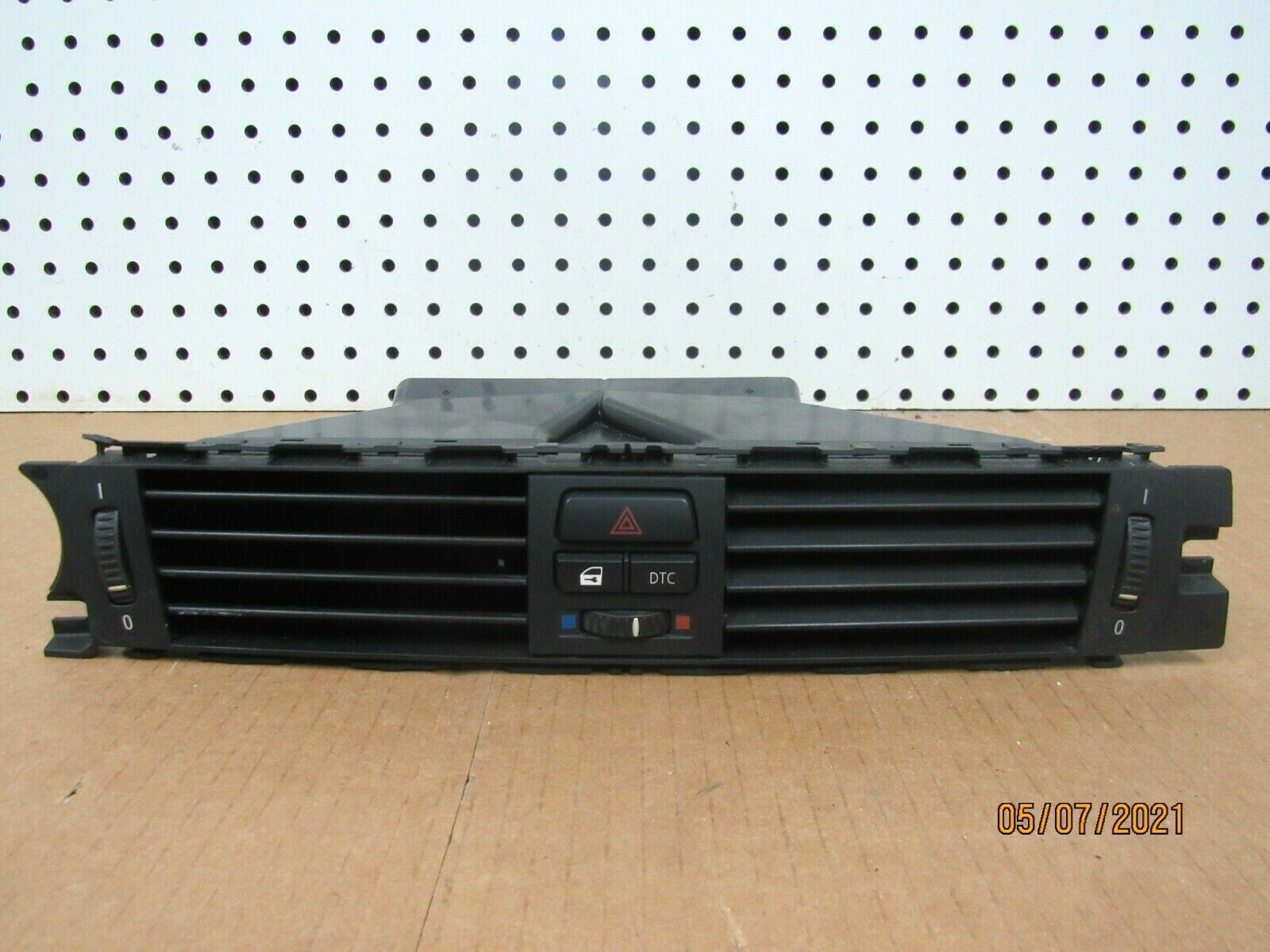 2007 2008 2009 2010 2011 BMW 3 Series Front Center Dashboard Vent Trim 9130458