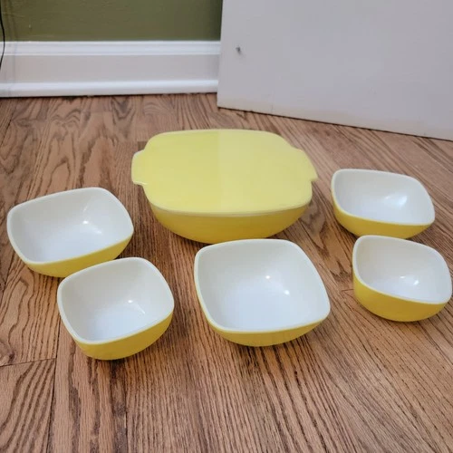 Vintage Pyrex Yellow Hostess Bowl Set, 1 Large With Lid, 3 Medium, 2 Small