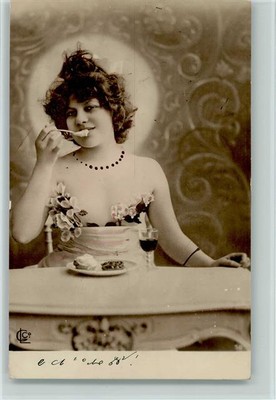 12056983 - Photo postcard - breasts only covered with flowers, girls eating ice cream GL