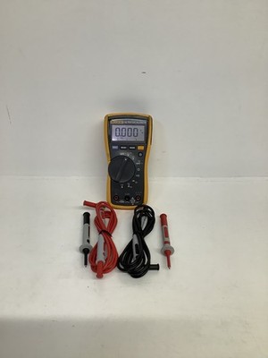 Fluke 115 True RMS Digital-Handmultimeter AC/DC V/Ohm/Kapazität mit Leitungen