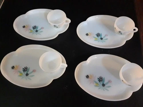 1950sVintage Federal Glass Atomic Flower 4 Plates And 4 Cups Great Condition