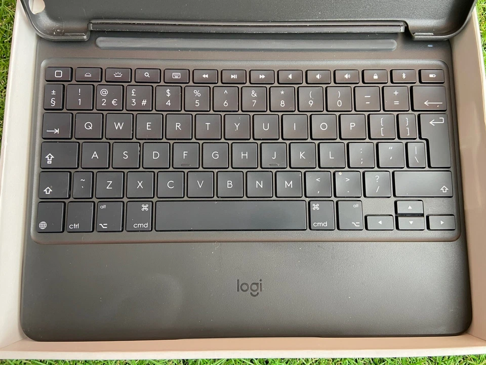 Logitech Slim Combo Case for iPad (5th & 6th Generation), Black incomplete (B109 - Image 4 of 4