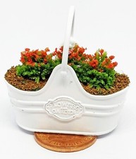 Maceta de flores de metal blanco