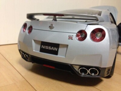 DeAgostini 1/8 NISSAN R35 GT-R with All Magazines vol.1-100