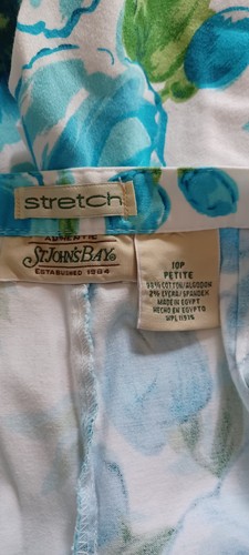 ST JOHN'S BAY STRETCH CAPRIS 10P PETITE WHITE W/BLUE FLOWER & GREEN LEAVES PRINT - Picture 3 of 15