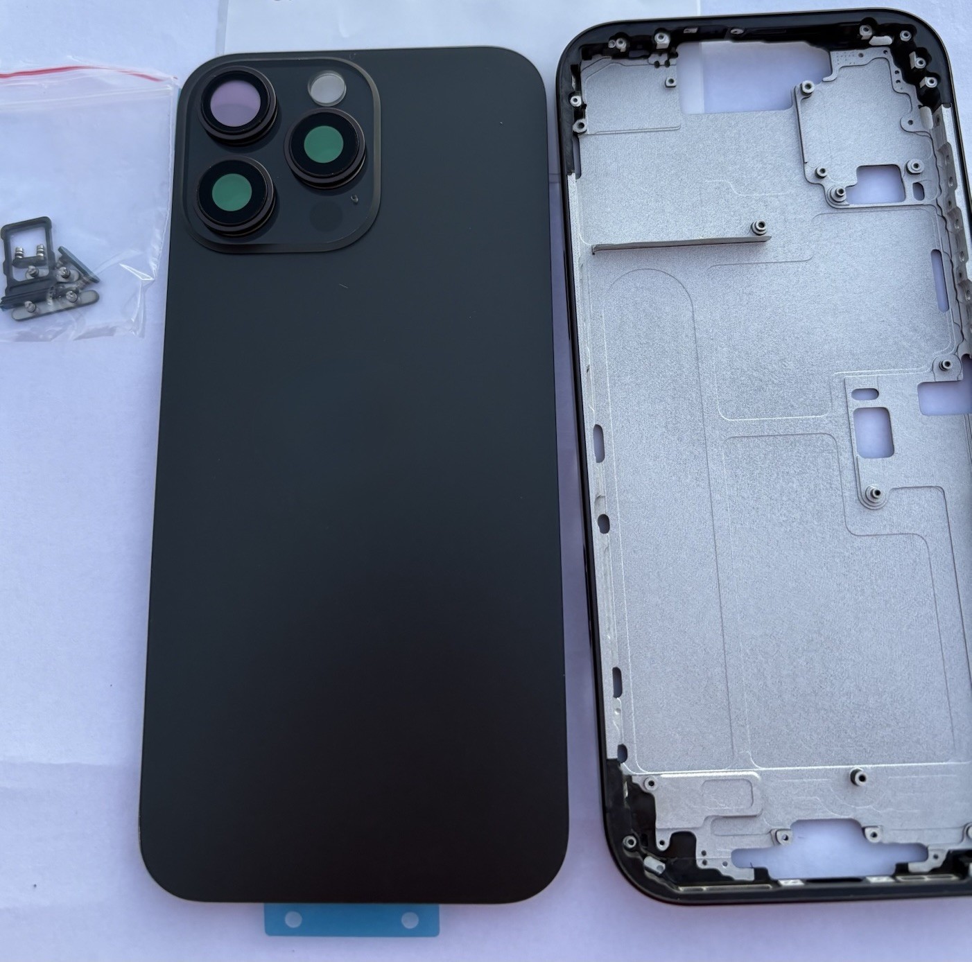 Châssis iPhone 16 Pro Max noir de qualité supérieure en titane brossé ultra résistant