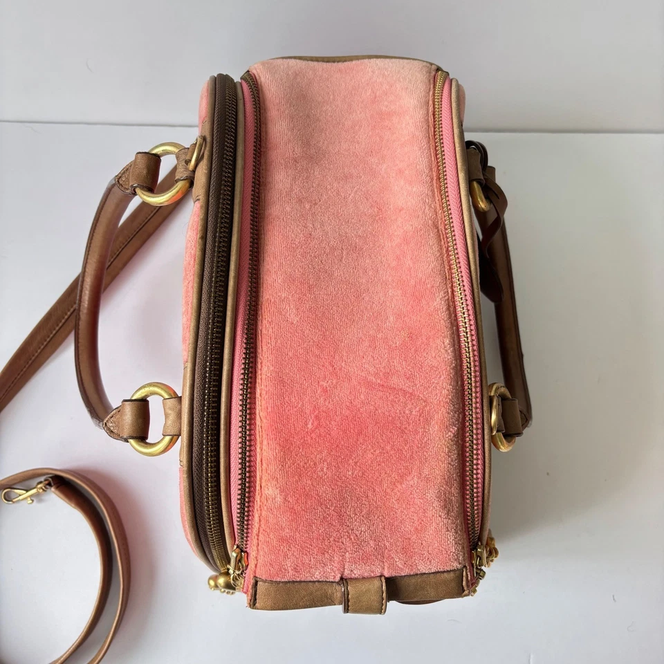 Bolso de Terciopelo Vintage Juicy Couture Mascota Perro Borde de Cuero Rosa Dijes Dorados Y2K *Leer Foto 4 de 4