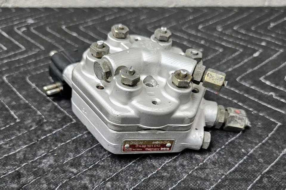 1988-91 Mercedes-Benz 300E 300SE 300SEL Genuine Fuel Distributor - Image 3 of 4