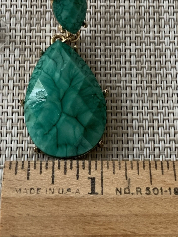 Pendientes colgantes Amrita Singh Santa Ana en hoja perenne Foto 4 de 4