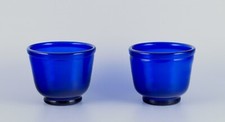 Coppia di vasi in vetro artistico danese in vetro blu scuro. Bocca soffiata. ...