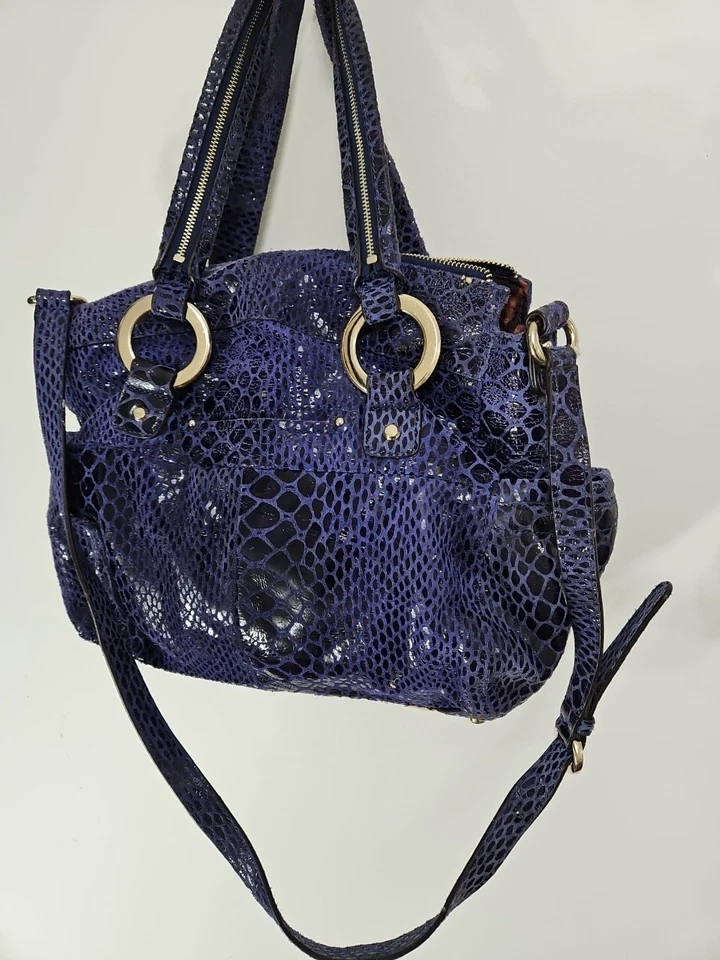 Cartera bandolera/hombro de cuero con patrón animal azul brillante B Makowsky 14x11x3 Foto 2 de 4