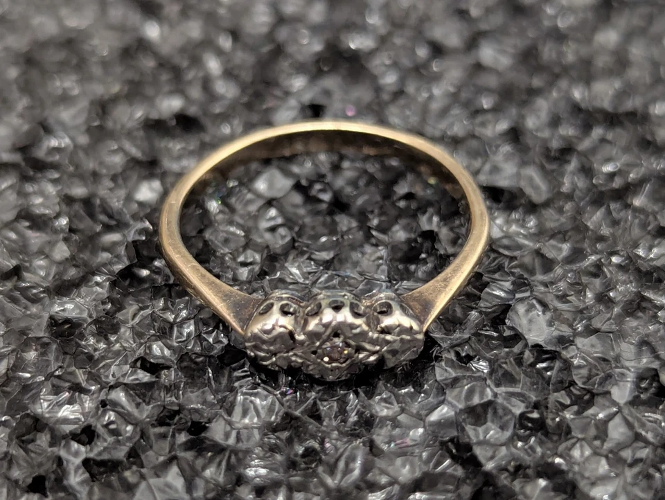 9ct Yellow Gold and Platinum Ring Diamond Stones 9ct PLAT Stamped Ring Size O - Image 2 of 4