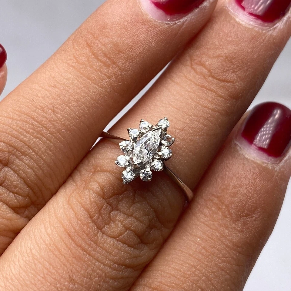 Conjunto de halo de diamantes cultivados en laboratorio de corte marquesa y redondo fino anillo de boda de oro blanco de 10 k Foto 3 de 4