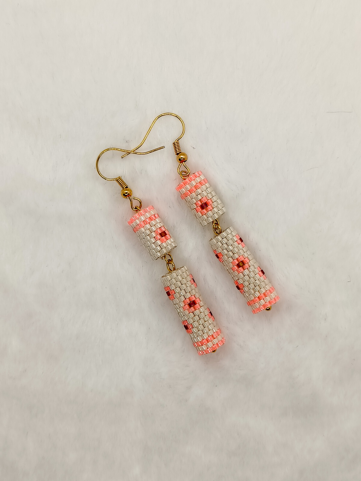 Boucles d'oreilles en perles crème et rose fluo pour vos soirées d'été