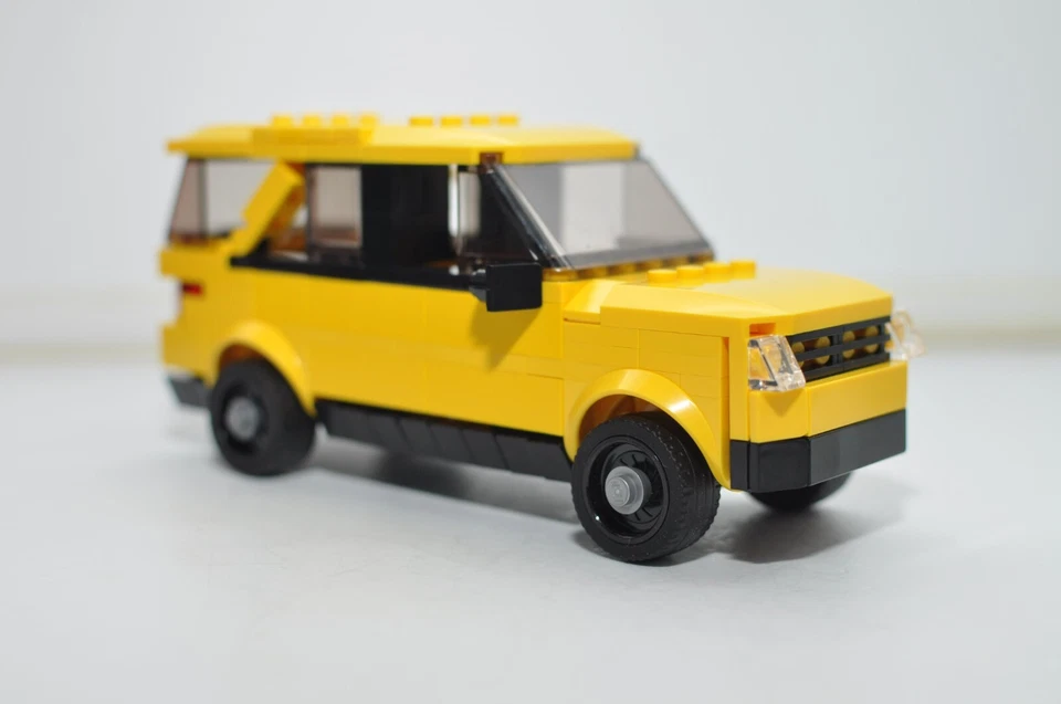 Modelo de vehículo de taxi utilitario Interceptor personalizado amarillo de Nueva York construido con ladrillos Foto 3 de 3