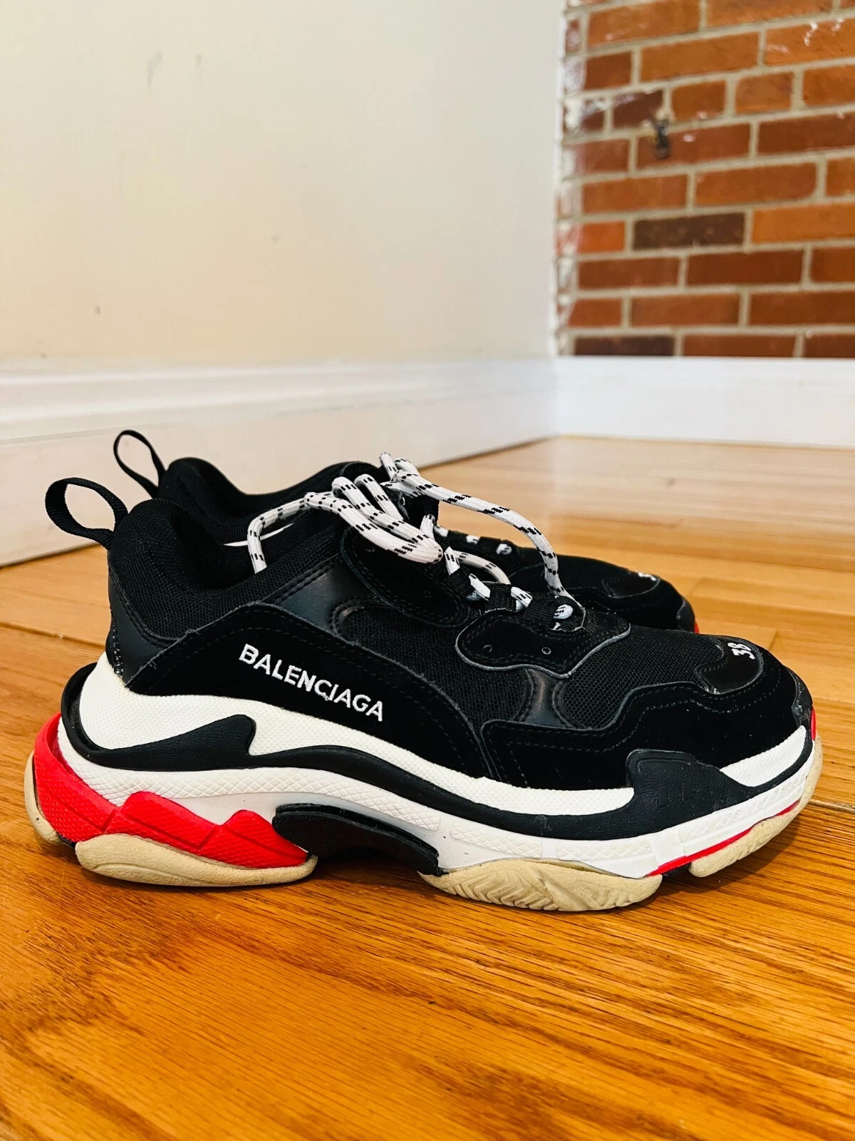 Balenciaga — Women’s Balenciaga Triple S Sneakers Size 38 US 8 EUC