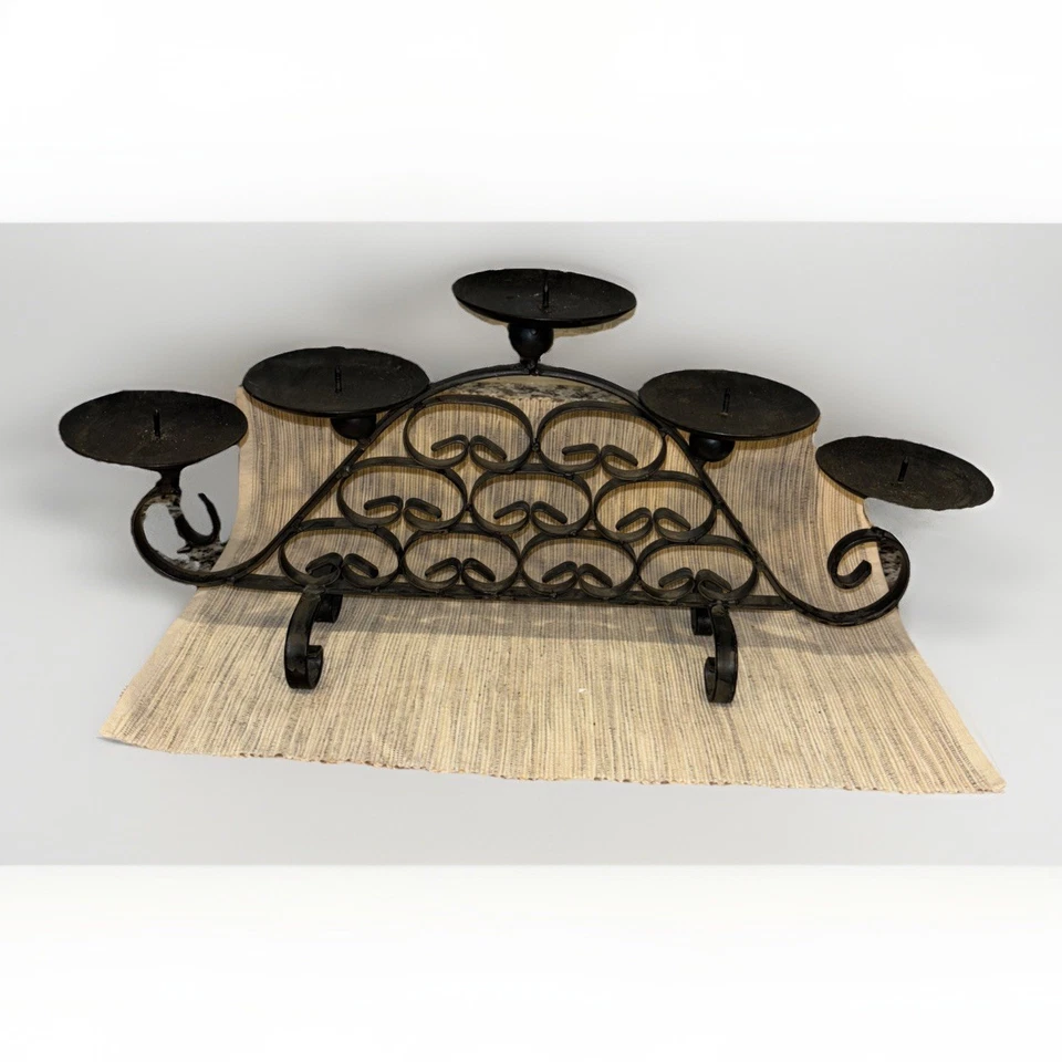 Candelabro negro de hierro forjado tiene capacidad para cinco hermosos pergaminos de trabajo vintage usado Foto 2 de 4