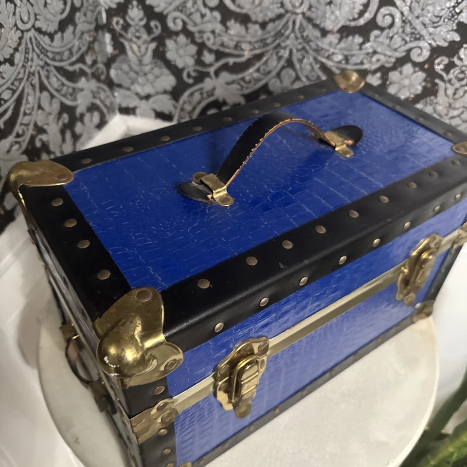 Baúl de viaje pequeño vintage Buxton azul real imitación cocodrilo y latón Foto 2 de 4