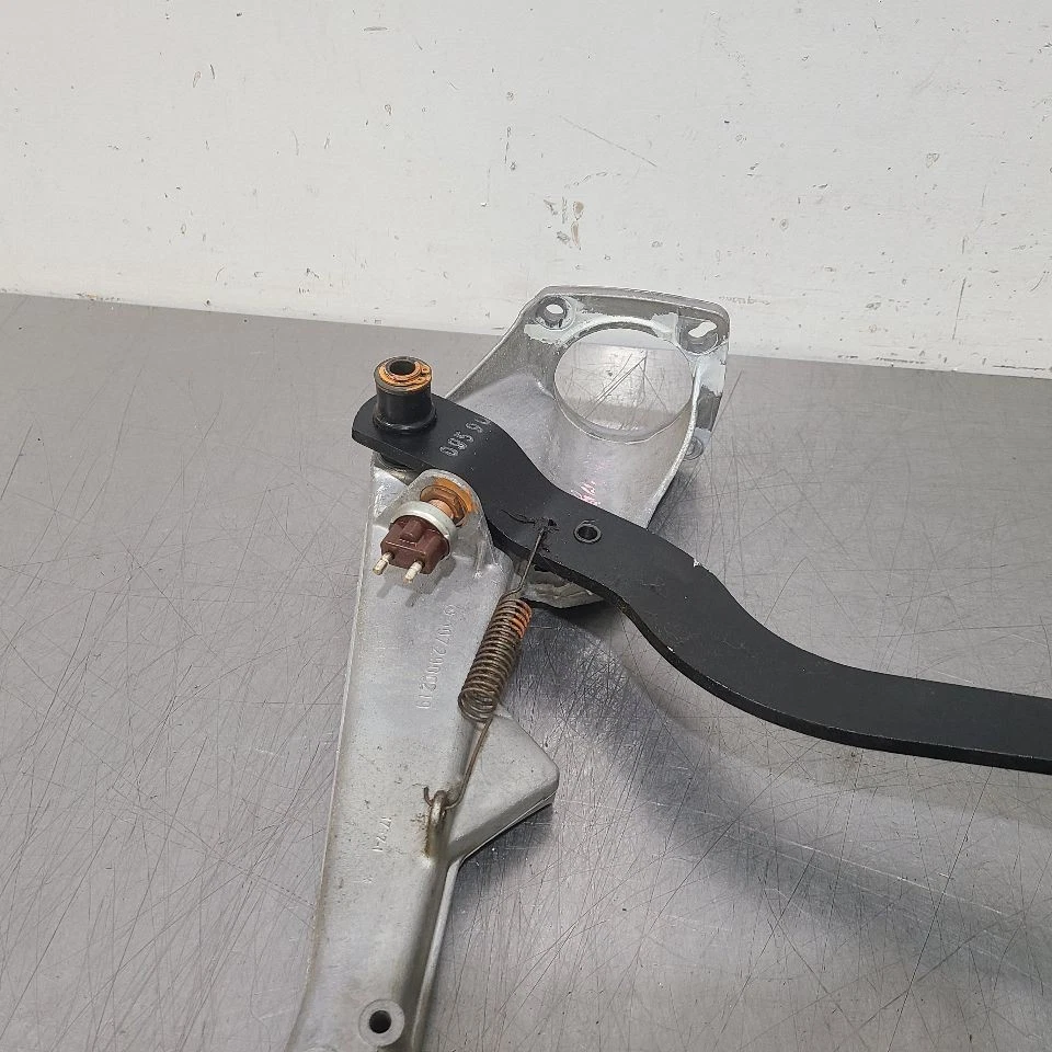 89 1989 Mercedes Benz 560SL ACELERADOR PEDAL DE ACELERADOR CON PEDAL DE FRENO Foto 4 de 4