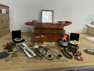 chinesische Schmuckschatulle aus Holz mit Inhalt Alt Schmuck Vintage Bastler