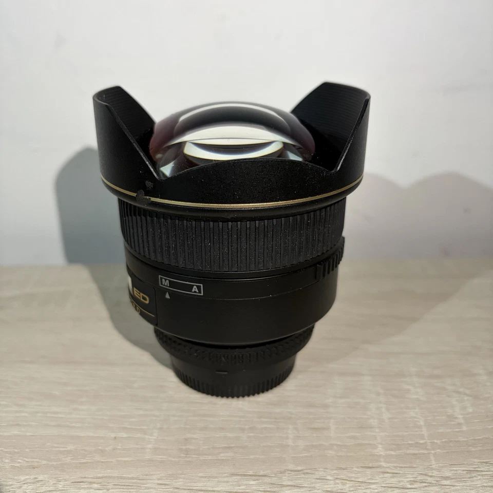 Lente ultra gran angular Nikon AF NIKKOR 14 mm f/2,8D ED - Hecha en Japón Foto 2 de 4