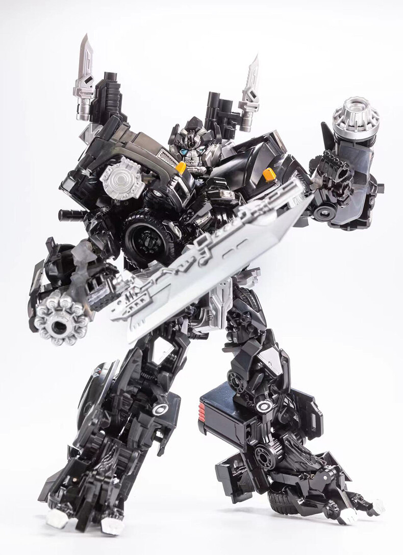 New Deformabl Robot Ironhide Autobot BAIWEI TW-1026 Action