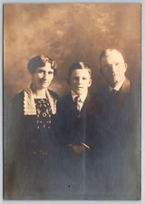 VINTAGE REAL PHOTO PICTURE OLD PHOTOGRAPH FAMILY PORTRAIT LADY MAN BOY KID 1923