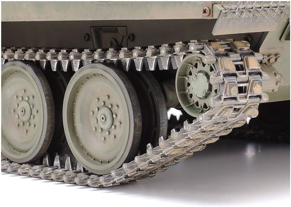 Tamiya 36213 1/16 No.13 US Army M551 Sheridan Display Model Kit
