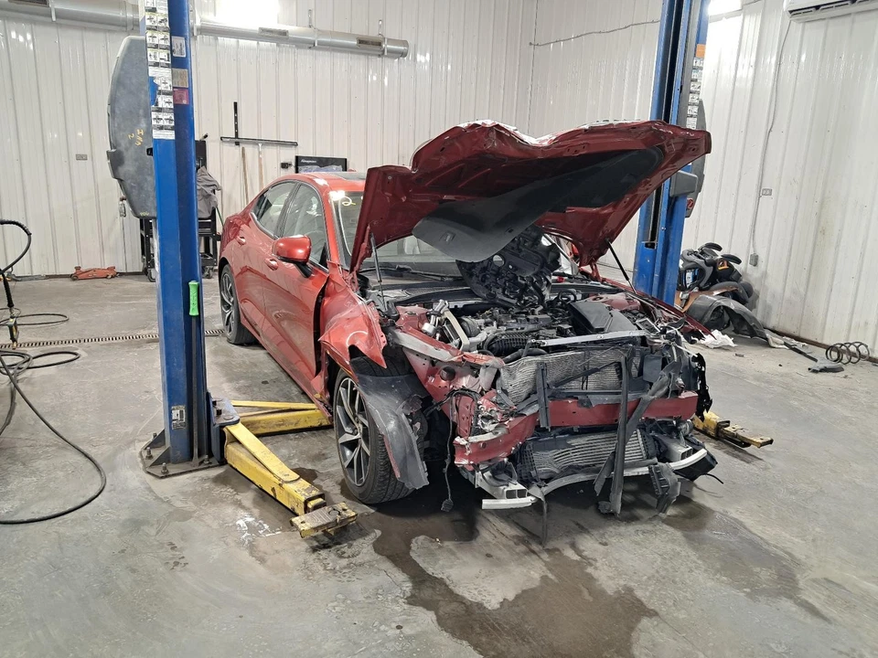 Guardabarros delantero izquierdo usado se adapta a: Volvo S60 L 2019 sin puerto de carga grado delantero izquierdo Foto 2 de 4