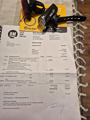 noblechairs Gaming-/Büro-Drehstuhl schwarz rote Ziernaht Armlehnen gepolstert