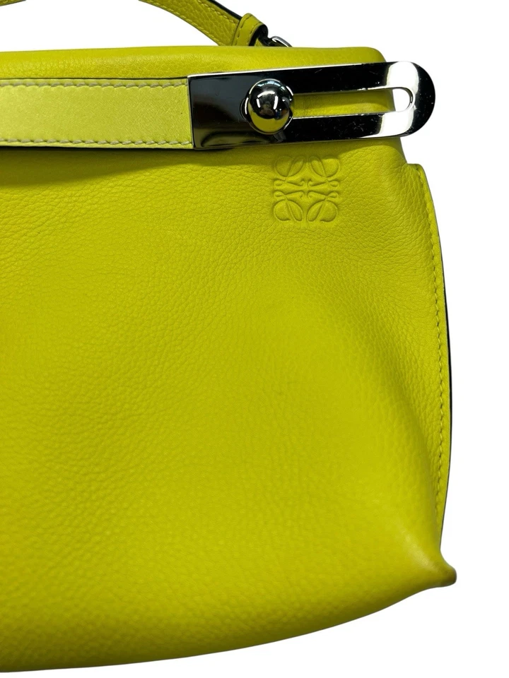 Auténtico bolso de mano Loewe Missy de cuero amarillo para mujer Foto 2 de 4