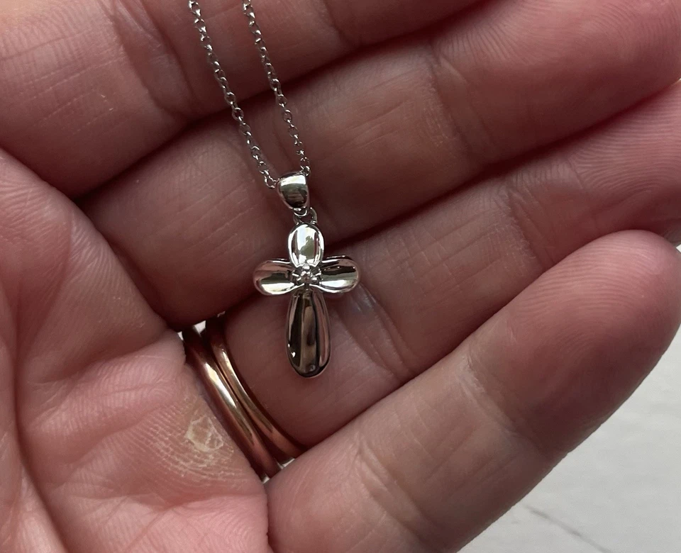 Collar Cruz Floral Diamante Redondo 0,01 Ct. Color diamante I1-I2. Chapado en rodio Foto 2 de 4