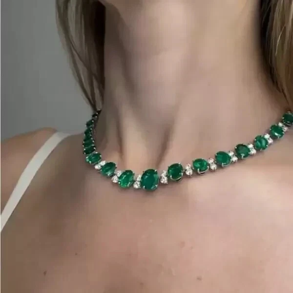 Collar para mujer 35CT corte ovalado creado en laboratorio esmeralda acabado oro blanco 14K Foto 2 de 3