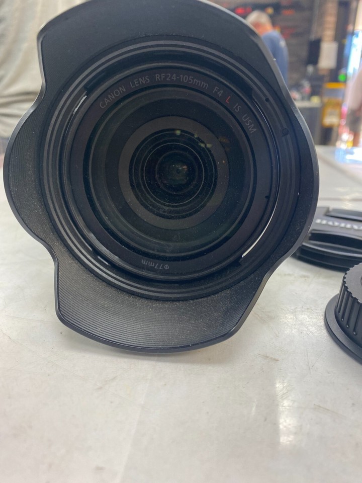 Canon EOS RP Mirrorless Camera With RF 24105mm Lens and charger