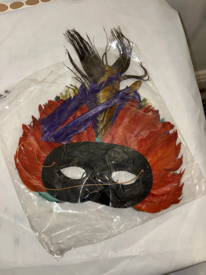 Máscara de ojos temática de mascarada de pavo real con plumas de colores frontales negros Foto 3 de 3