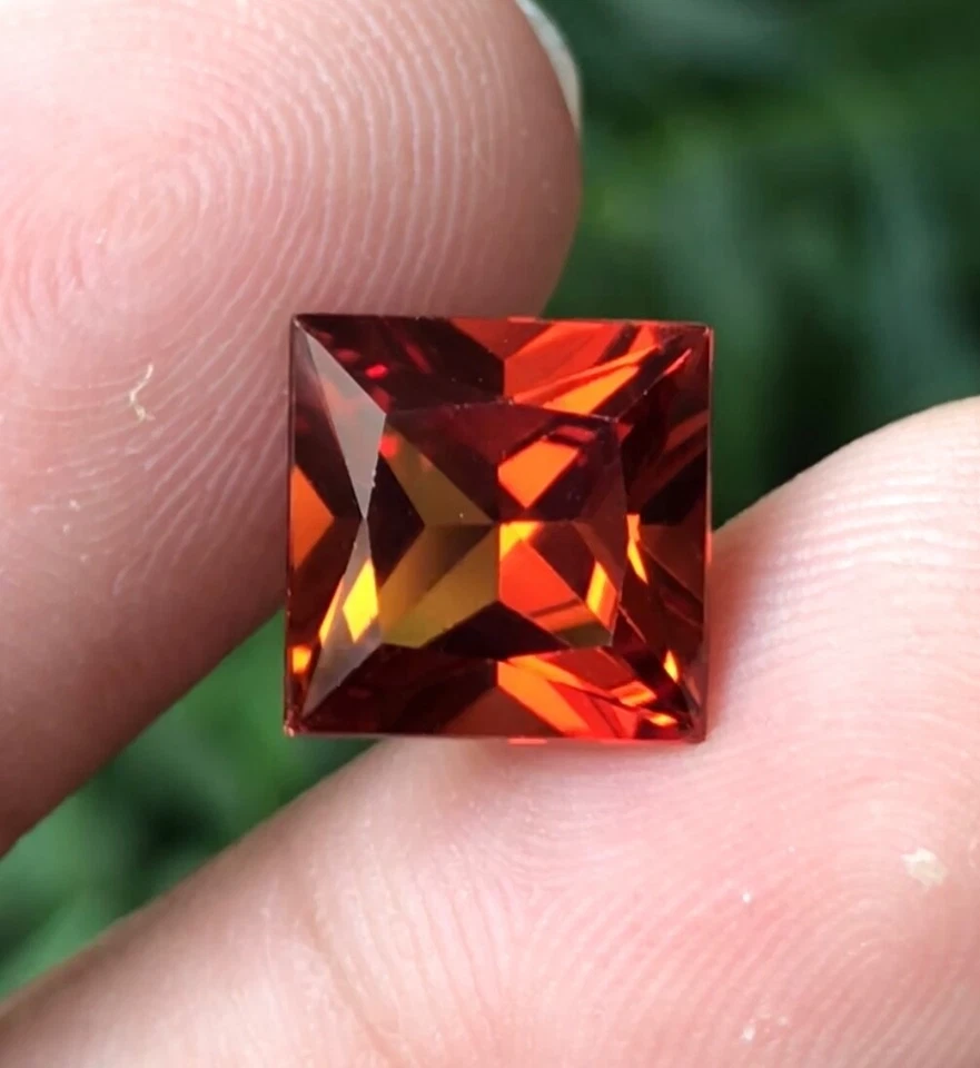 Piedra preciosa suelta de corindón creada en laboratorio granate espesartita de 7,90 CTS | Fusión de llama Foto 3 de 4