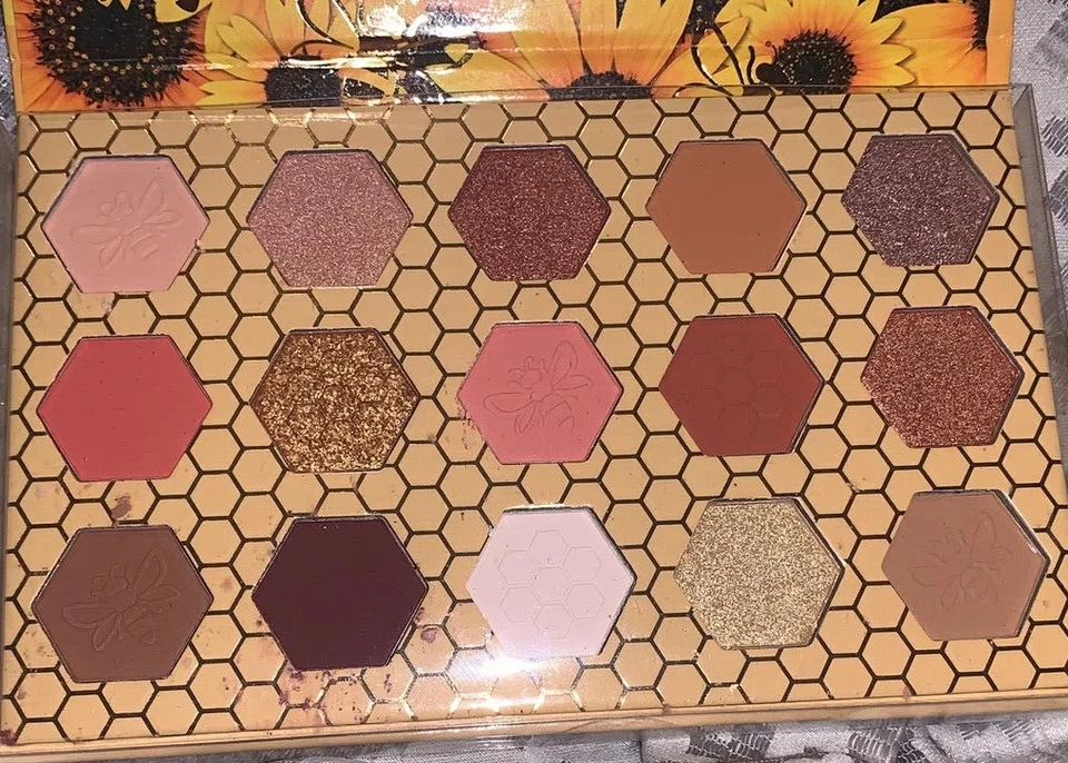 NEW... Bee Sweet nude eyeshadon palette (HONEY SCENTED) - Image 3 of 4