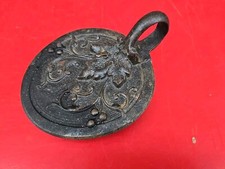 Couvercle de poële sur Pieds 1900 en fonte Sculptée raisins Vigne Bougeoir 