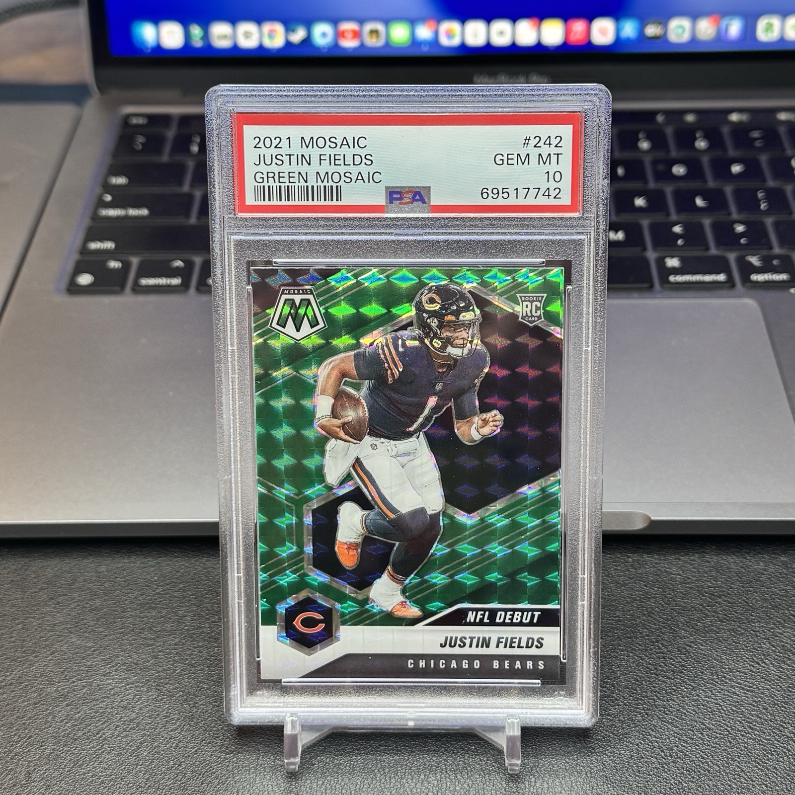 Justin Fields - 2021 Panini Mosaic #304 RC Rookie Green Prizm PSA 10 Gem Mint 💎