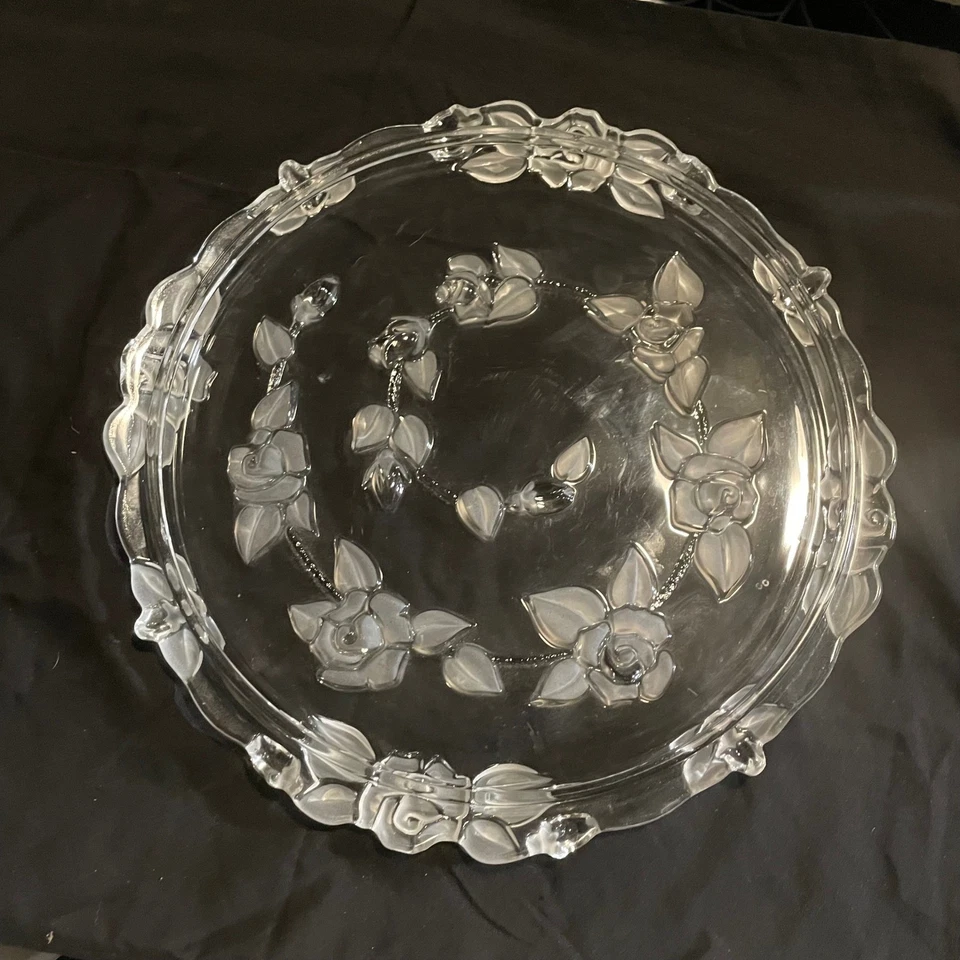 Elegante plato de vidrio para servir pastel con diseño de rosa Bella Rosa Mikasa de colección Foto 3 de 4