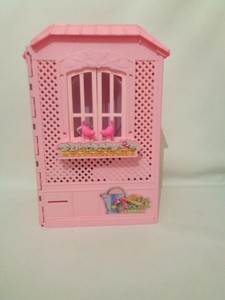 barbie sullo sfondo disney dreamhouse casa per le bambole