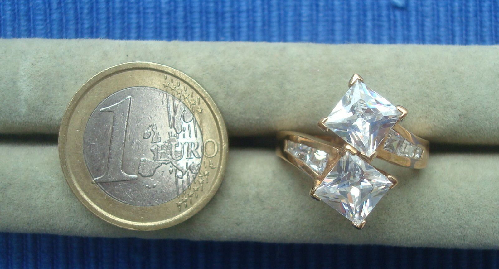 Bague en plaqué or fin B26C sertie d'un grand oxyde de zirconium brillant