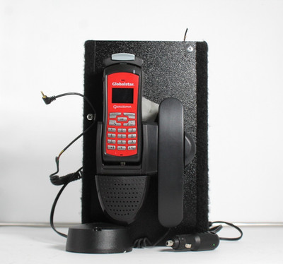 Globalstar Qualcomm GSP-1700 w/ Battery, Charging Port / Car Charger, & Handset