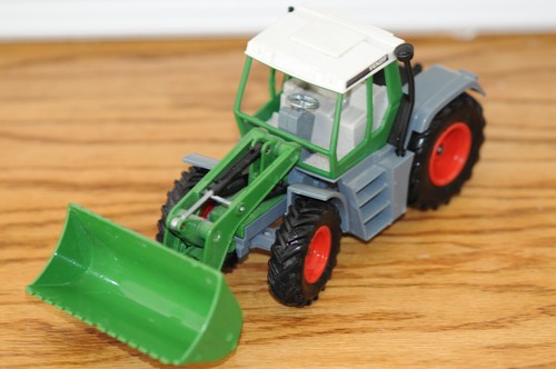 Siku 1:32 Fendt 4WD Farm Toy Tractor With Front Loader Diecast Agriculture Vehi - Picture 9 of 16