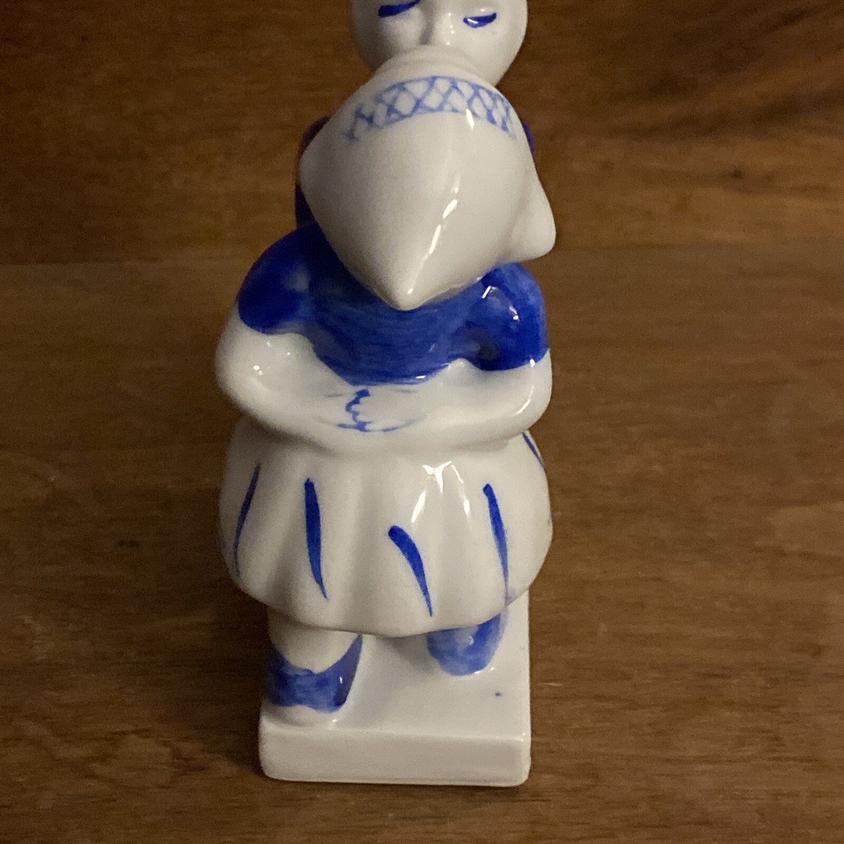 Kissing Dutch Boy And Girl Blue And White Porcelain VTG 4.25 Kissing Dutch Boy And Girl Blue And White Porcelain VTG 4.25