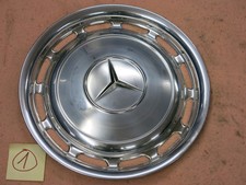 Eine originale Mercedes-Benz 15 Zoll Radkappe f&uuml;r  W100 R107 W108 W116 W115
