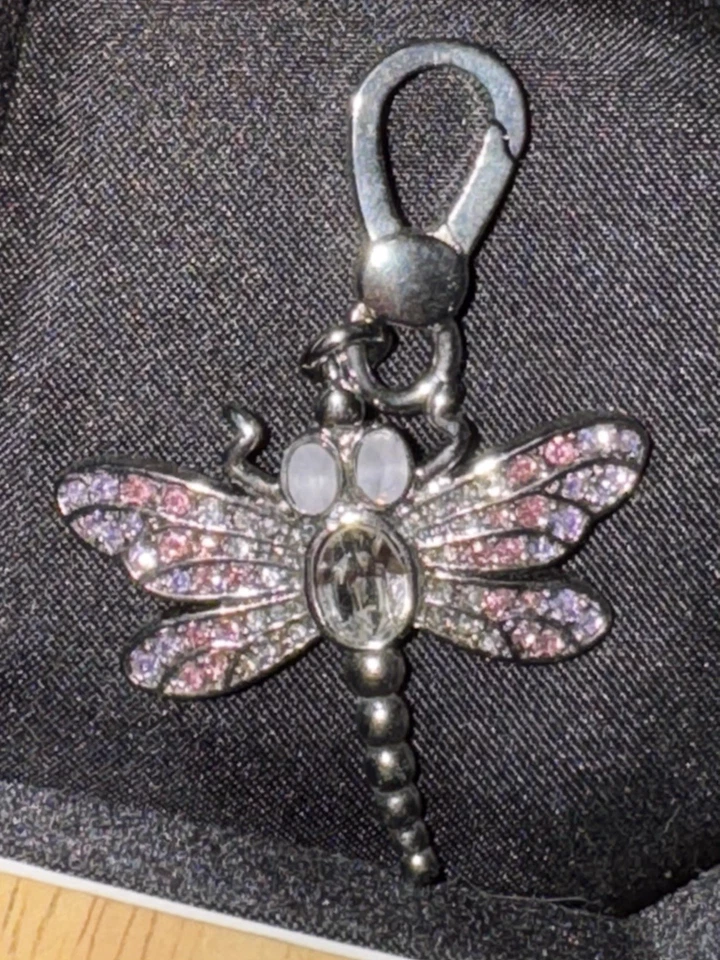 Dije libélula vintage usado Juicy Couture en caja original. ¡Coleccionable! Foto 4 de 4