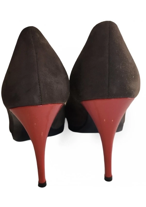 Sapatos elegantes de camurça marrom e marinho com salto vermelho - Imagem 3 de 4