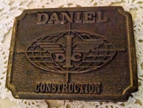 DANIEL CONSTRUCTION BELT BUCKLE VINTAGE RECTANGLE BRASS METAL USED UNMARKED.